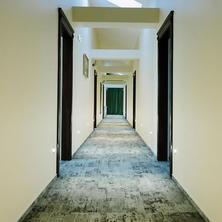 Hotel La Belle Epoque Petroşani エクステリア 写真