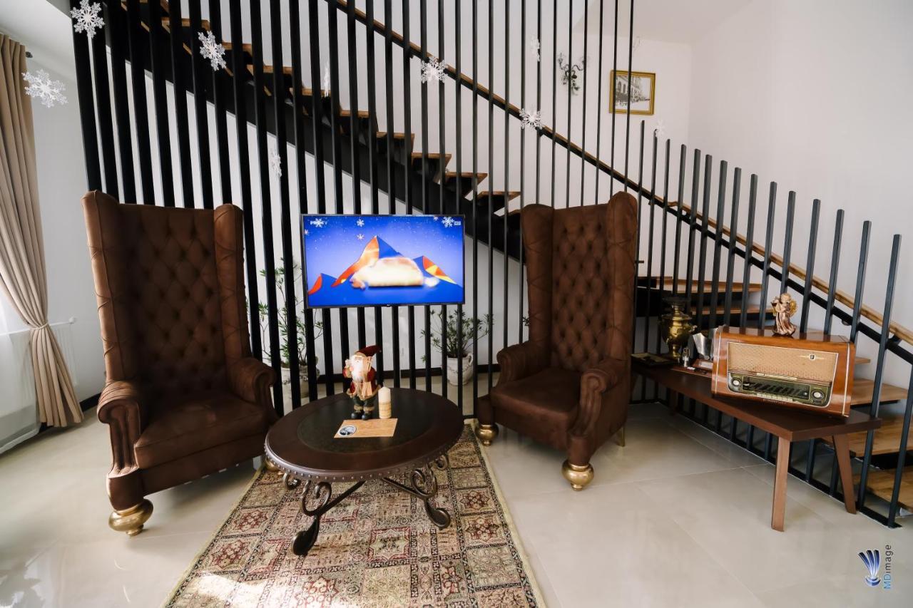 Hotel La Belle Epoque Petroşani エクステリア 写真