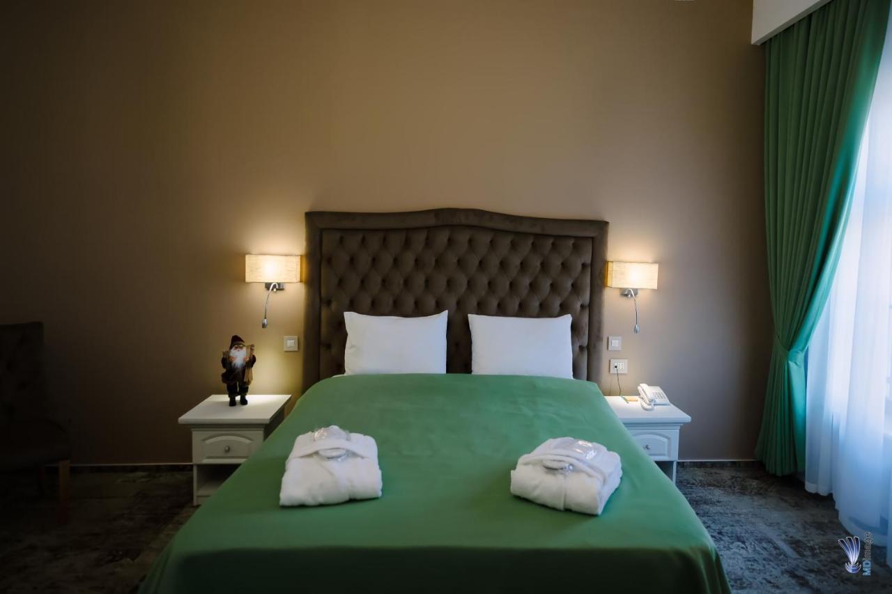 Hotel La Belle Epoque Petroşani エクステリア 写真