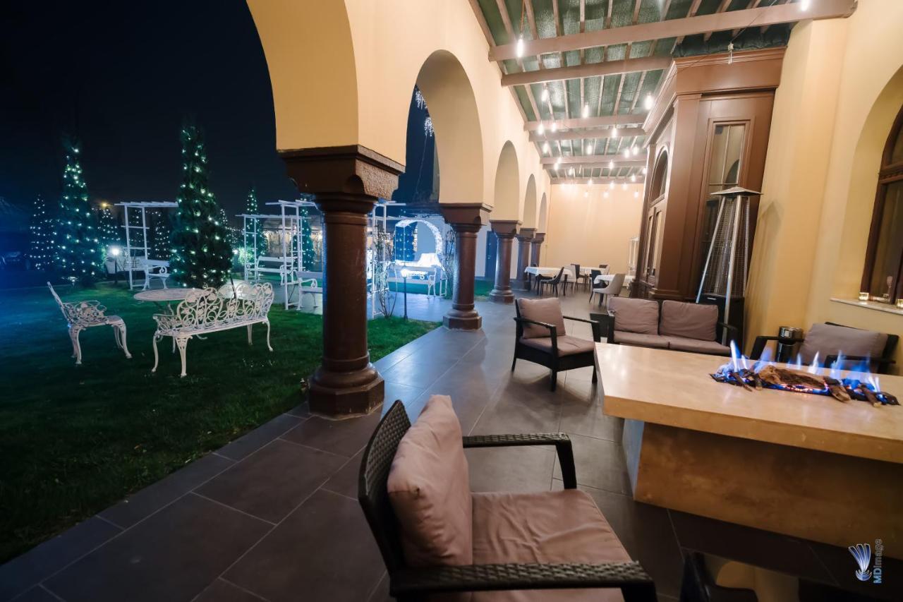 Hotel La Belle Epoque Petroşani エクステリア 写真