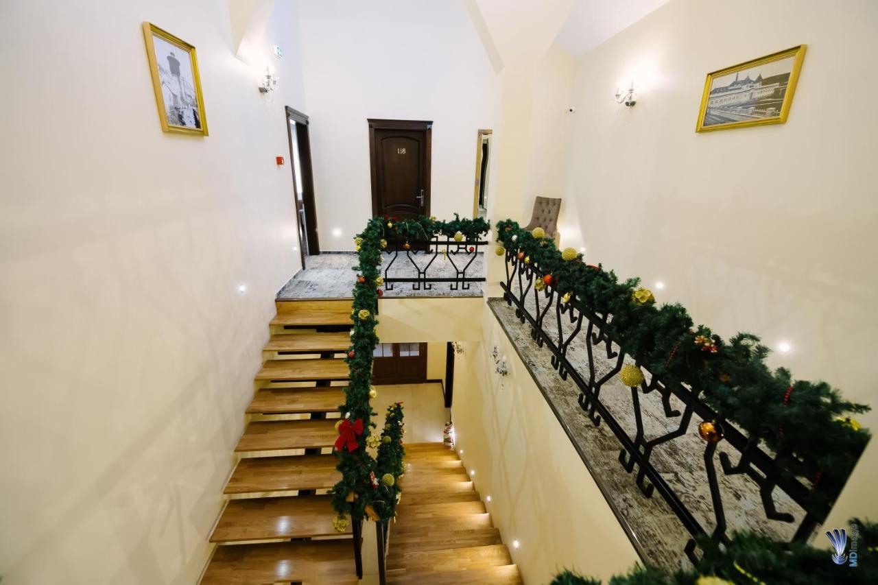 Hotel La Belle Epoque Petroşani エクステリア 写真